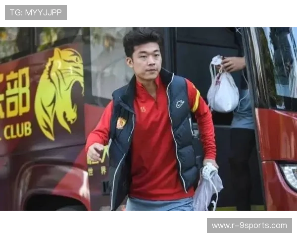 成都蓉城严鼎皓边路传中引发混乱